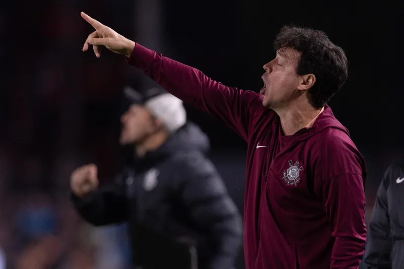 Fernando Diniz avalia escalação do Corinthians antes de jogos decisivos