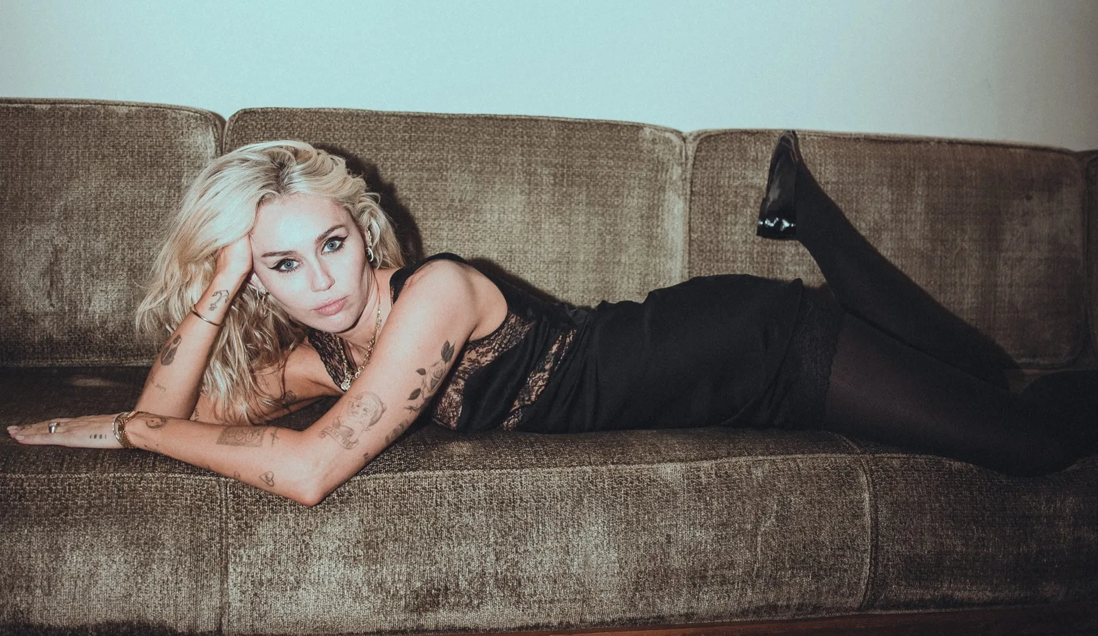 Miley apresenta “Different Religion”, parceria com Model/Actriz, antes de novo álbum