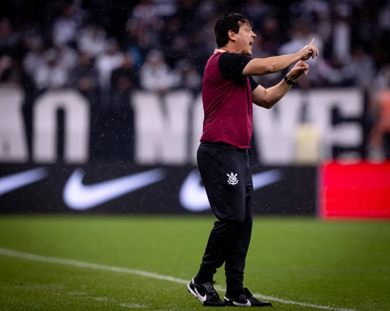 Diniz aponta apoio do elenco e cobra retomada de vitórias no Corinthians