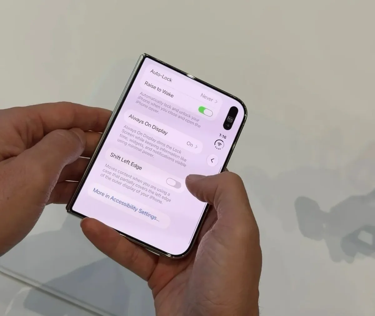 Opção do iPhone Duo deslocará conteúdo quando a capa cobrir a tela externa
