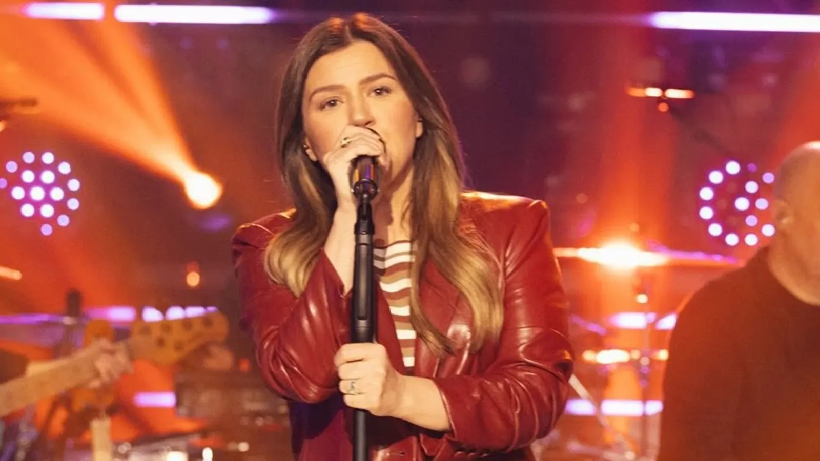 Kelly Clarkson diz que mudança na rotina familiar encerrou fase de namoro