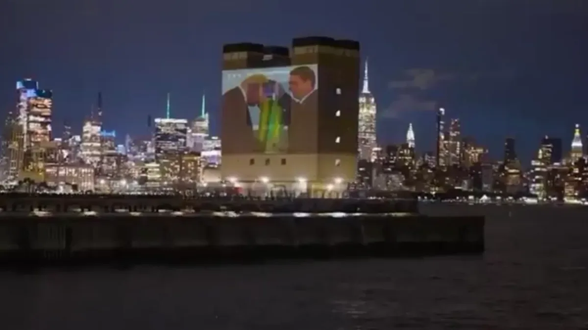 Imagem em Nova York associa Flávio Bolsonaro a Trump antes de reunião da ONU