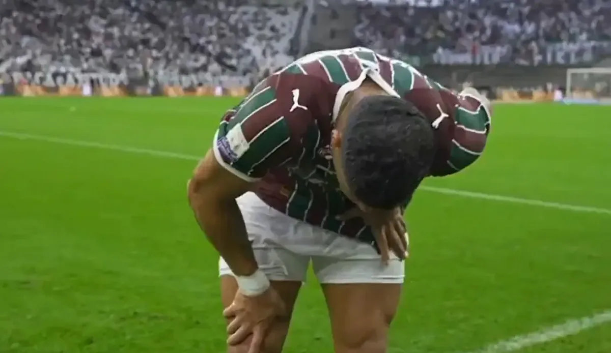 Hulk vomita antes do intervalo, volta ao jogo e marca dois pelo Fluminense