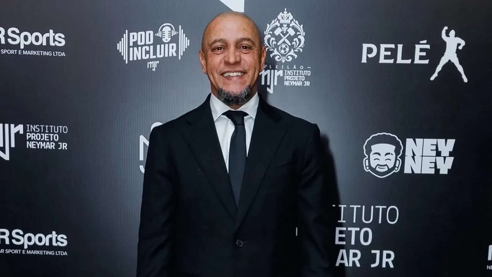 Roberto Carlos relata perda de patrimônio e reestruturação após problemas pessoais