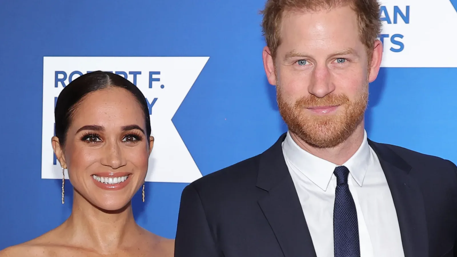 Harry e Meghan são vistos de mãos dadas em pub na região de Cotswolds
