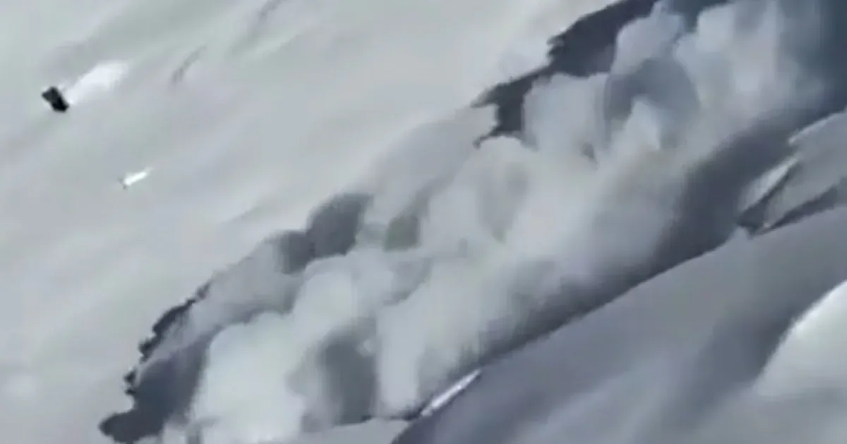Avalanche passa perto de dois esquiadores em área não autorizada na Argentina