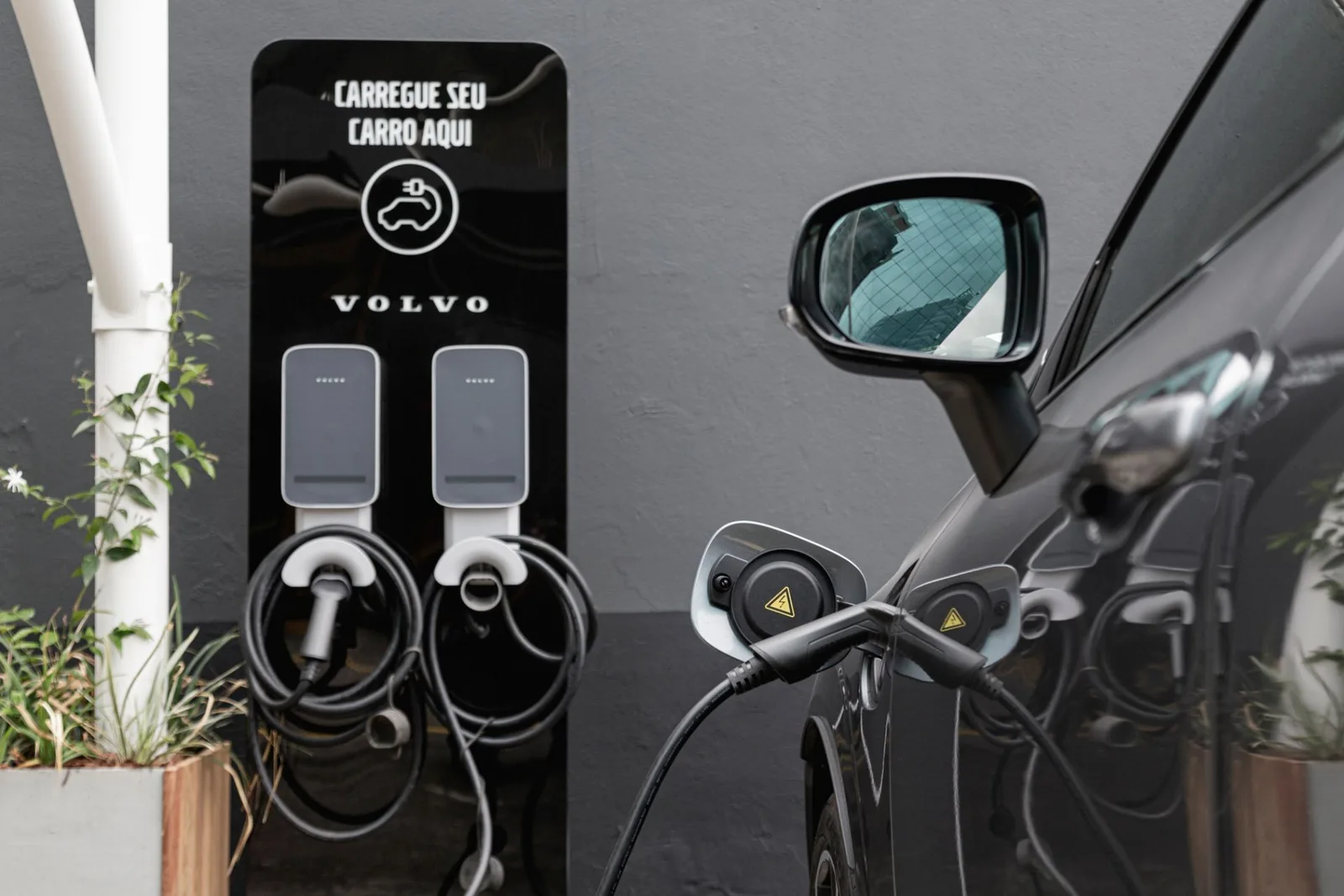 Aplicativos ajudam a localizar e pagar recargas de carros elétricos