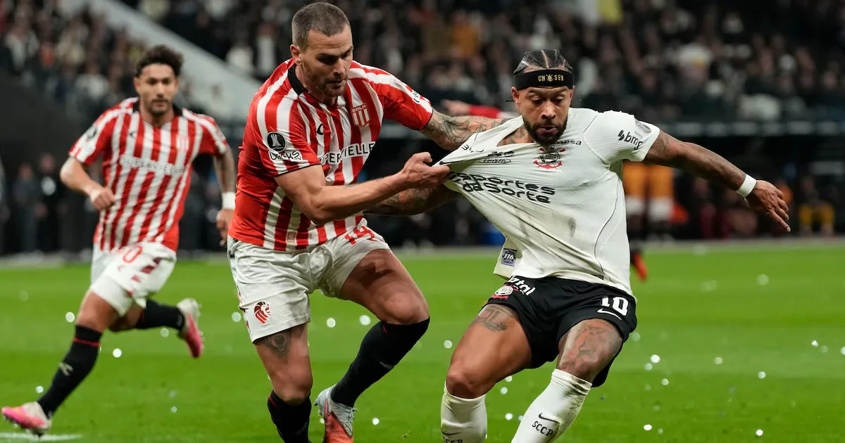 Memphis é alvo de protestos após pênalti perdido na eliminação do Corinthians