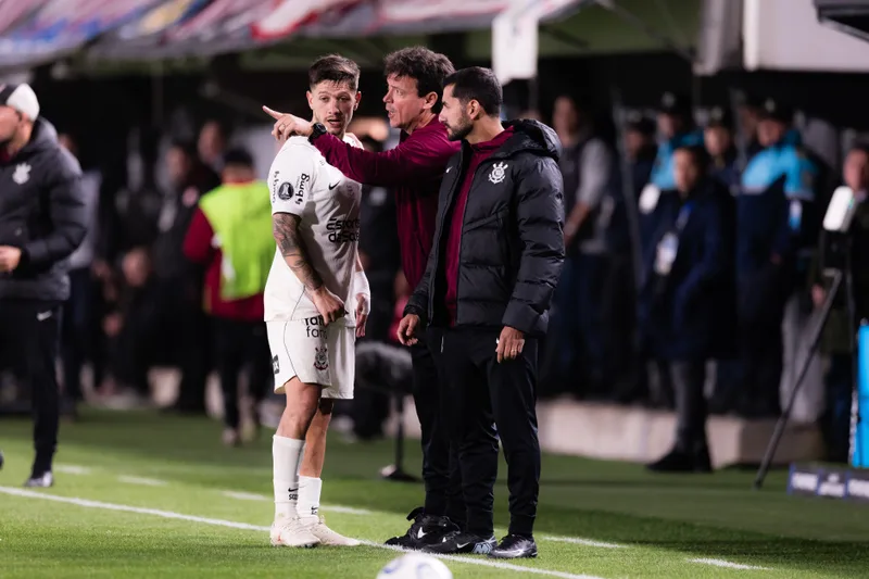 Garro dá assistência e Diniz elogia evolução defensiva no Corinthians