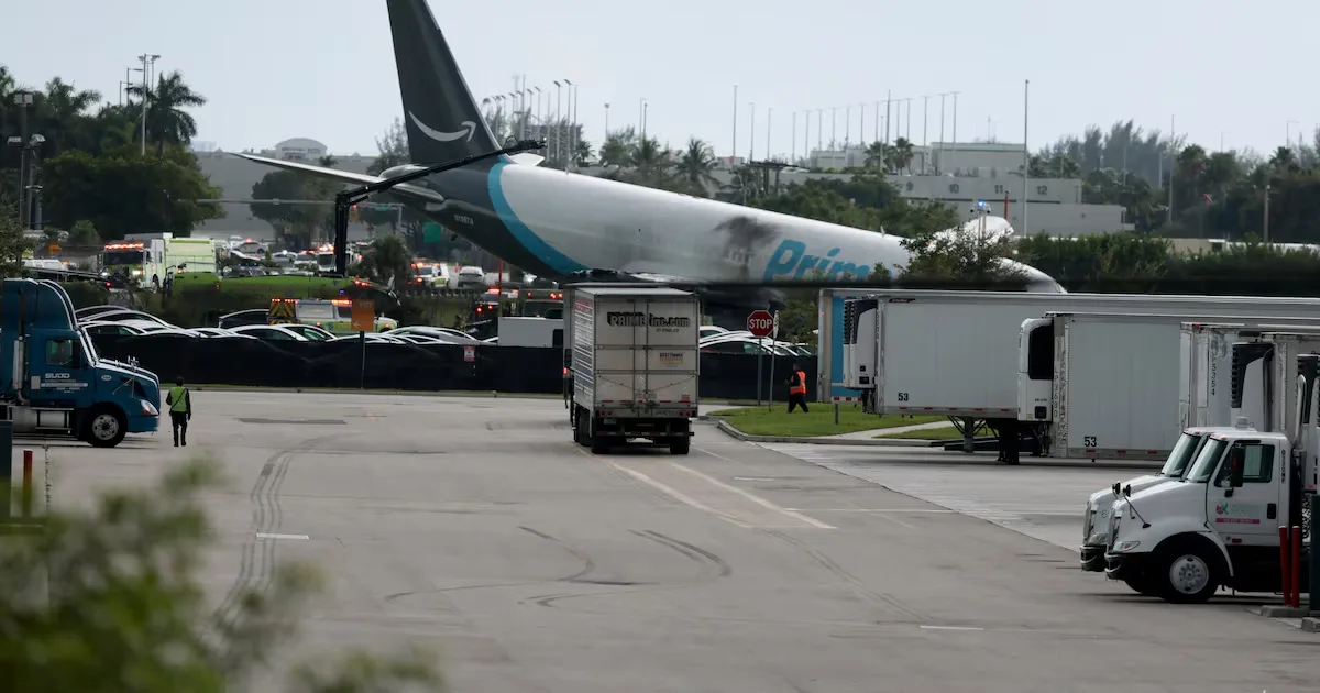 Avião cargueiro da Amazon sai da pista e deixa cinco mortos em Miami