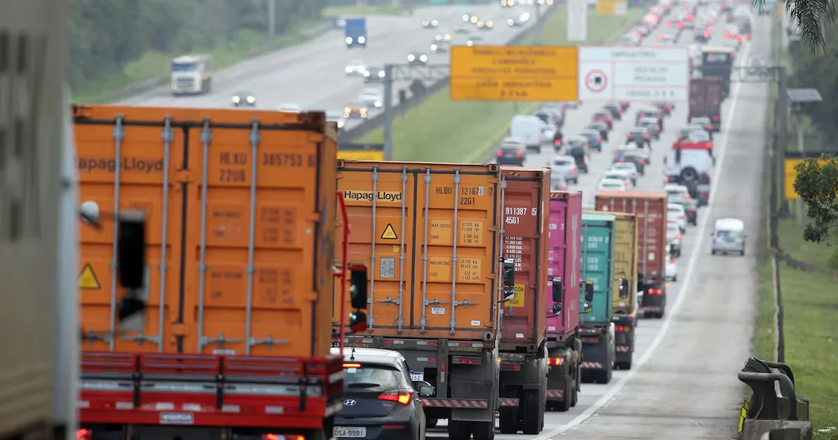 Como reduzir riscos ao dirigir perto de caminhões