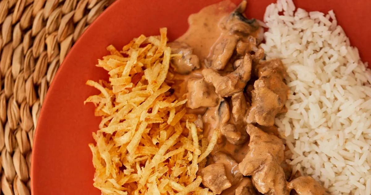 Estrogonofe de filé mignon ganha sabor com preparo rápido no molho