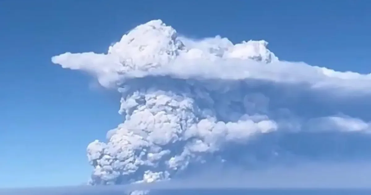 Cinzas do Anak Krakatau provocam suspensão de voos em aeroporto da Indonésia
