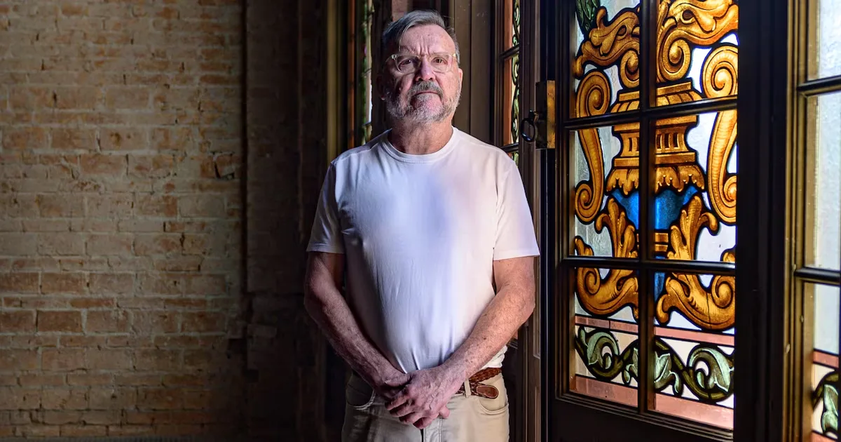 Alex Flemming usa ruínas de monumentos para denunciar intolerância e destruição