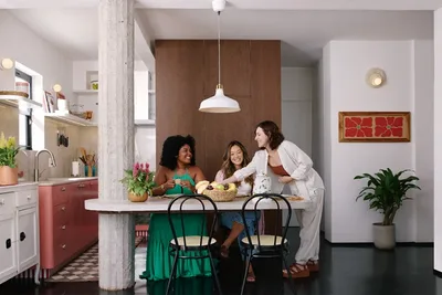 Mulheres lideram viagens e hospedagens no Airbnb no Brasil