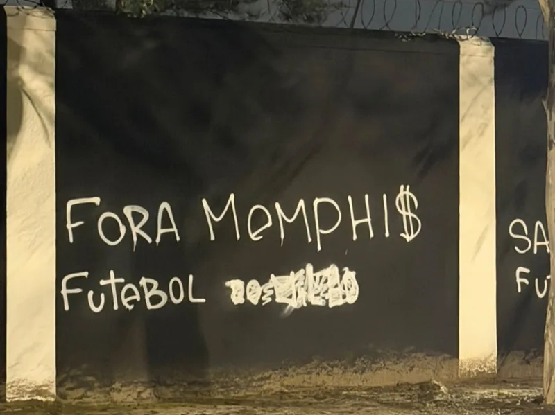 Muros do Parque São Jorge são pichados após pênalti perdido por Memphis