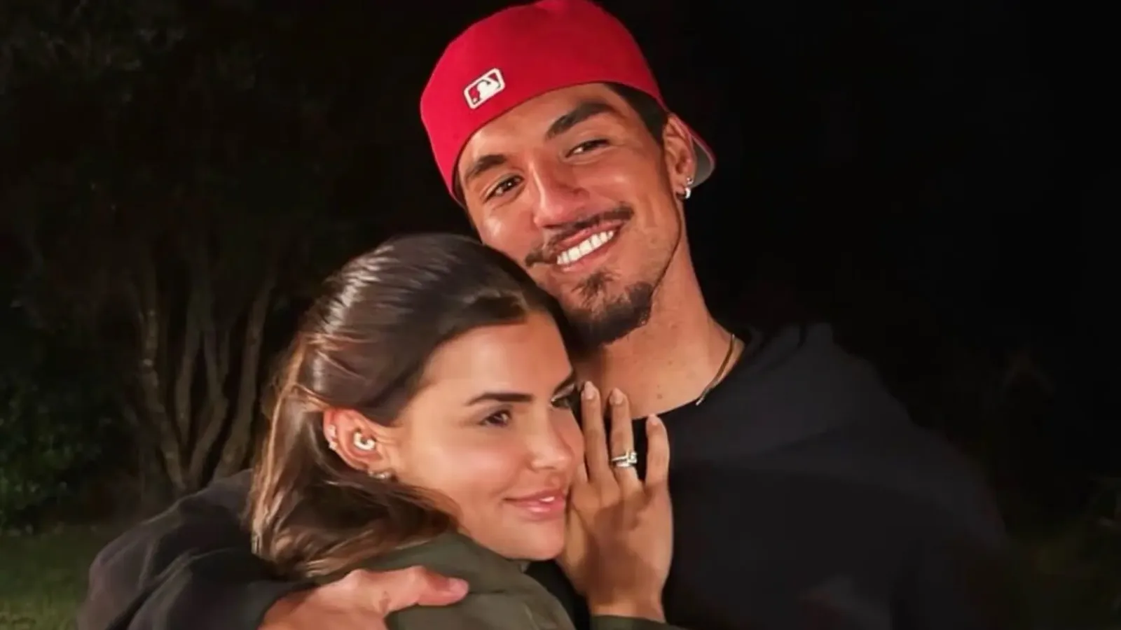 Gabriel Medina passa a dormir com óculos de lente vermelha, diz esposa