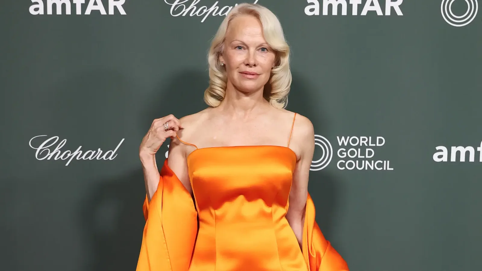Pamela Anderson diz que arte a ajudou a reconstruir sua trajetória após hepatite C