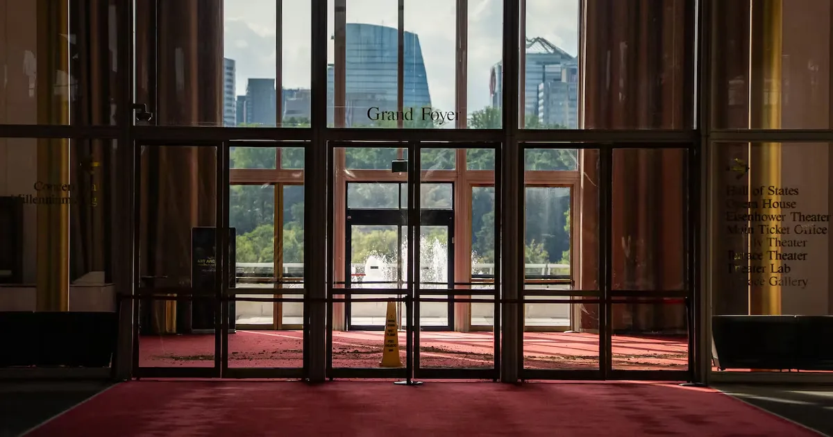 Fechamento do Kennedy Center expõe disputa política e crise financeira