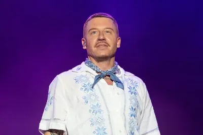 Macklemore doará US$ 1 milhão e desafia Robert Kraft a igualar valor