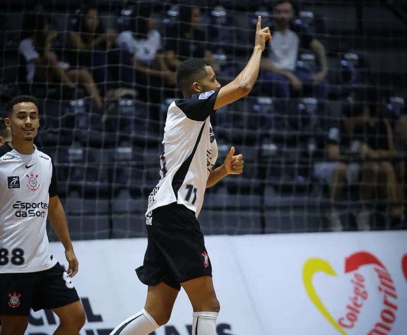 Rick marca e se aproxima da vice-liderança do Corinthians no ano